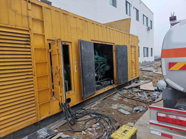 建阳如何在发电机出租合同中约定设备的维修和保养责任？